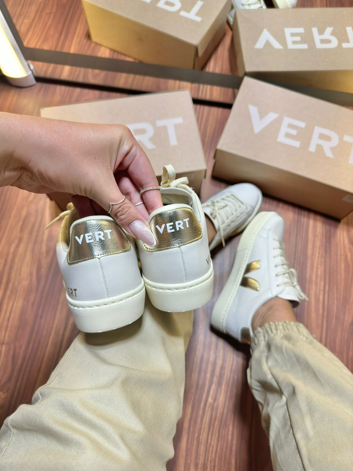 Tênis V Off White/Dourado