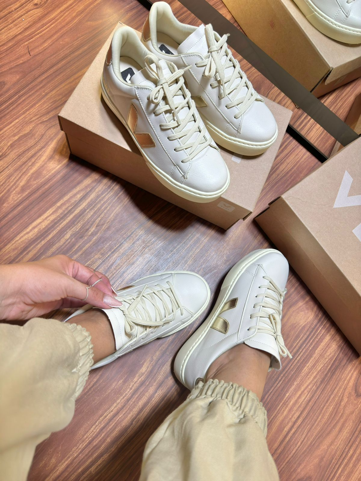 Tênis V Off White/Dourado