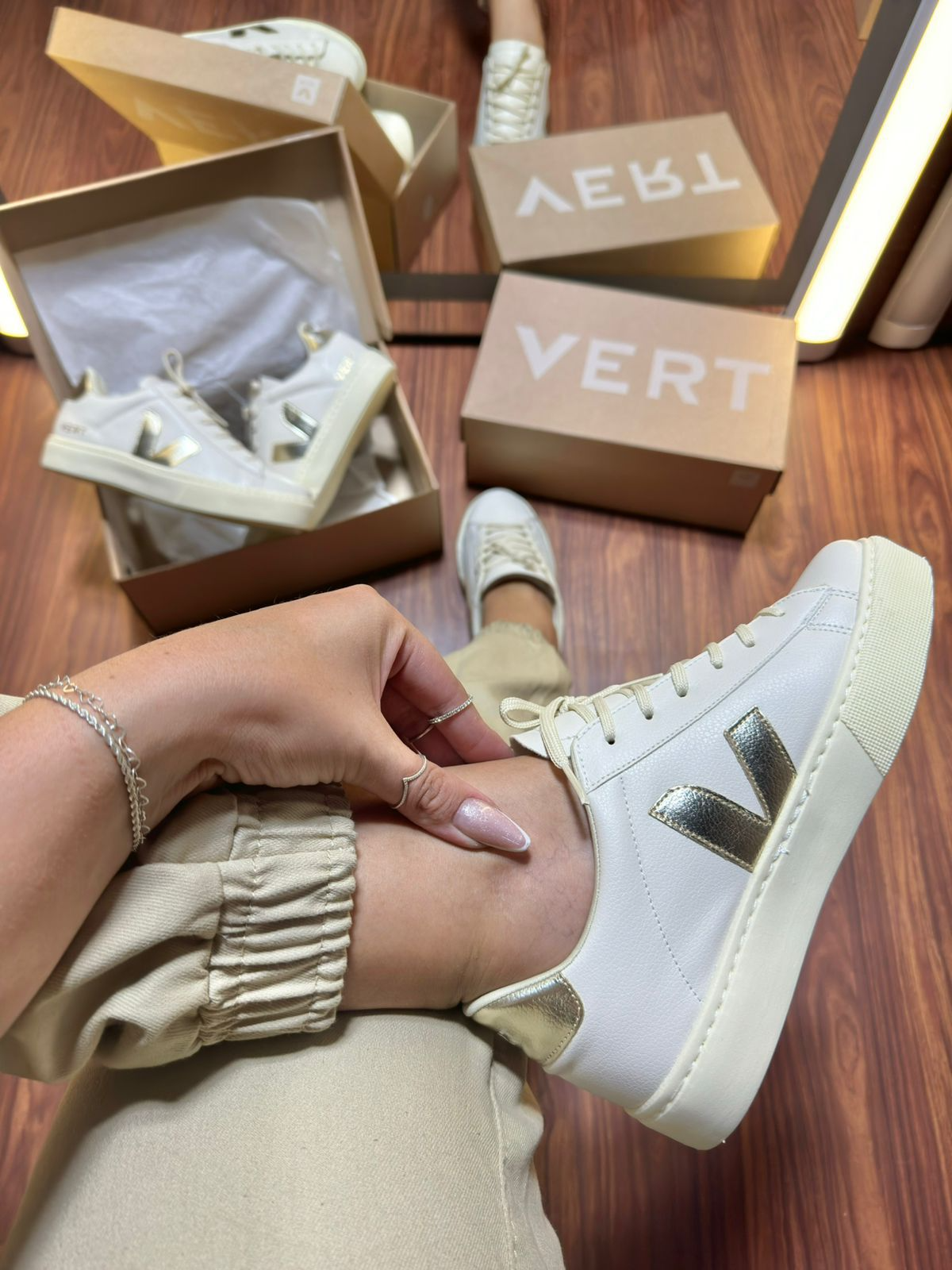 Tênis V Off White/Dourado