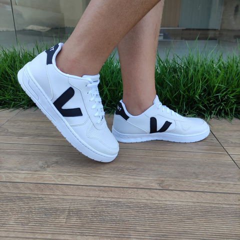 Tênis V branco com preto