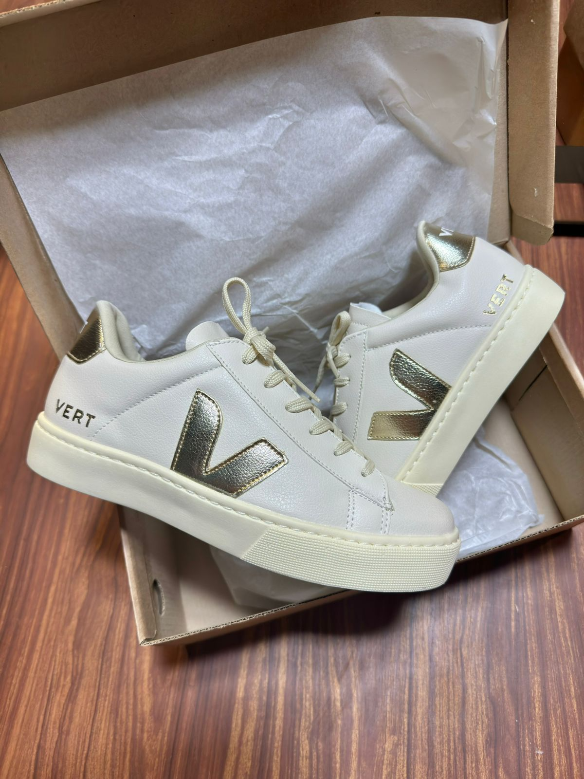 Tênis V Off White/Dourado