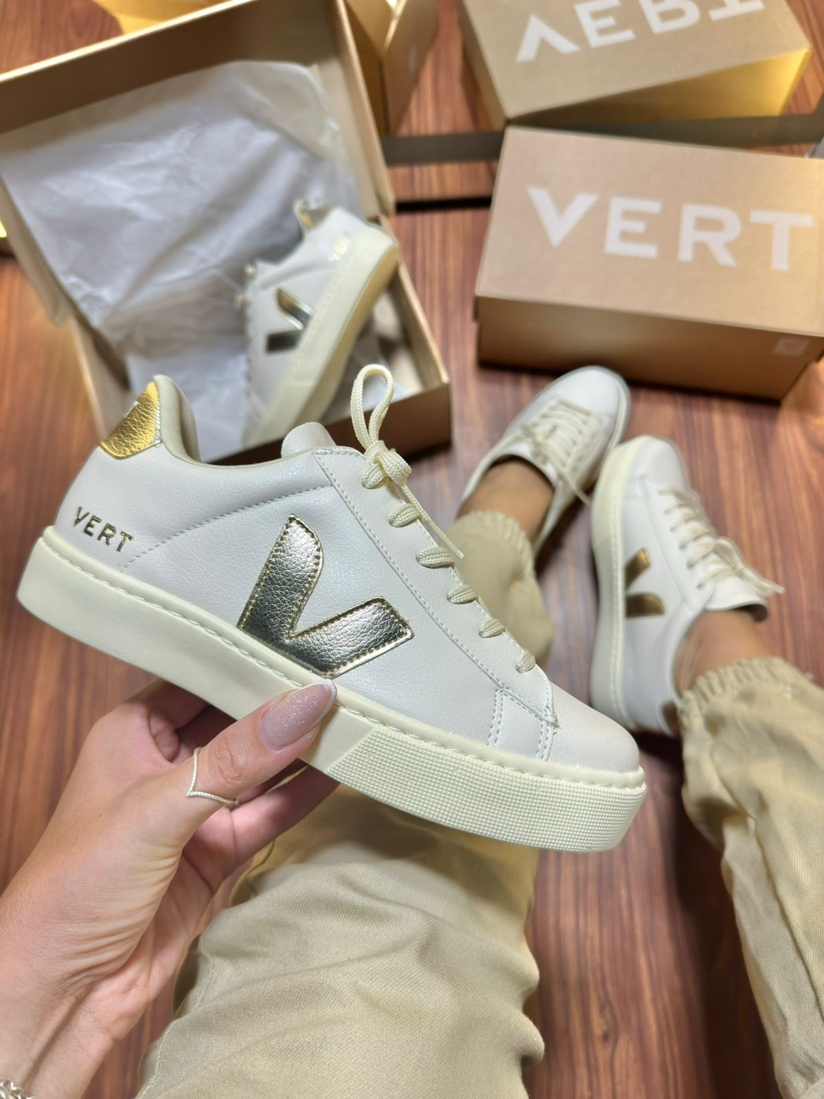 Tênis V Off White/Dourado