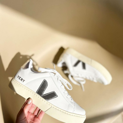 Tênis V Branco com Prata