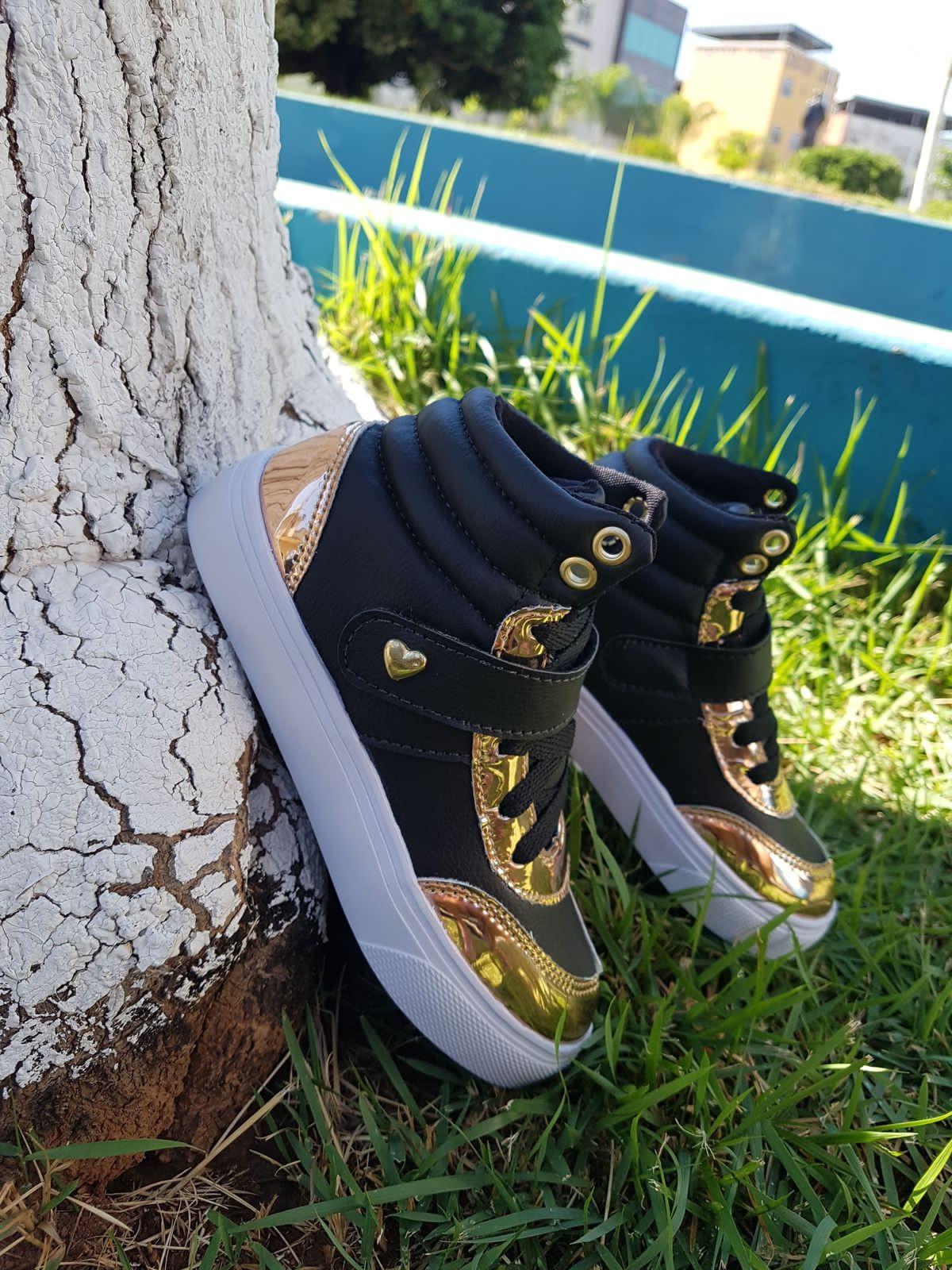 Tênis/ Bota Preto com Dourado