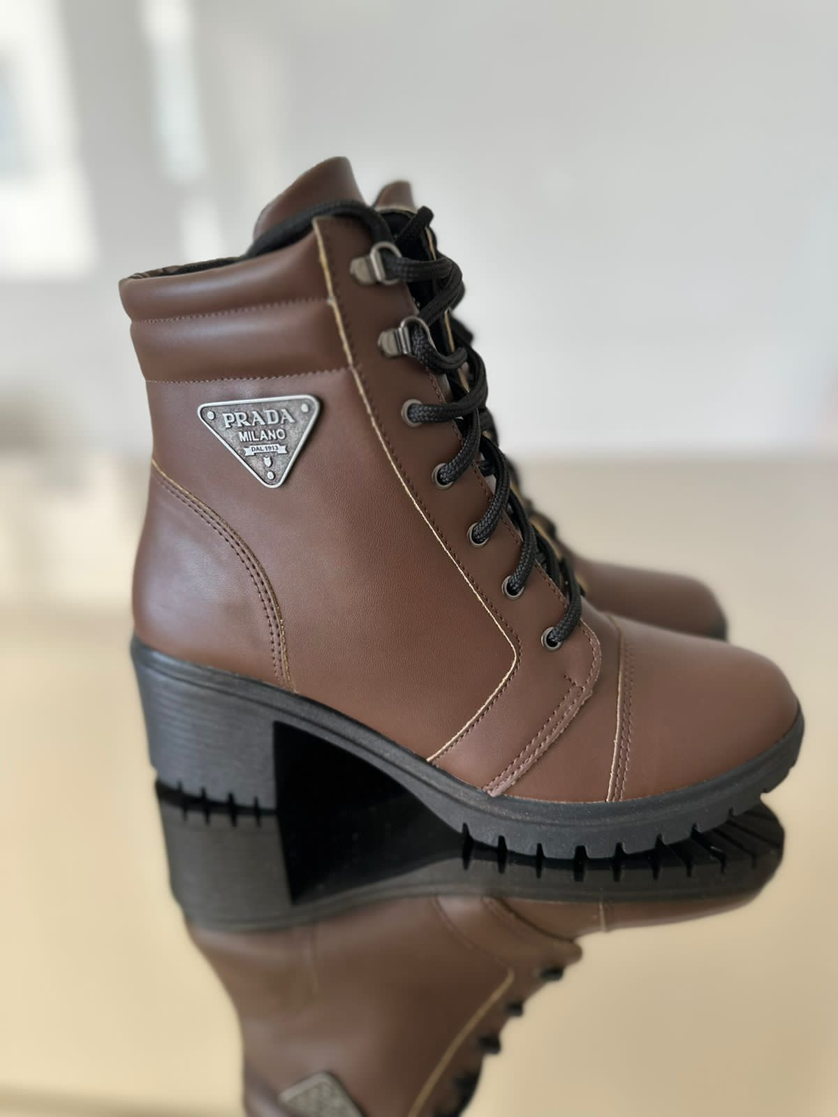 Bota Salto Marrom