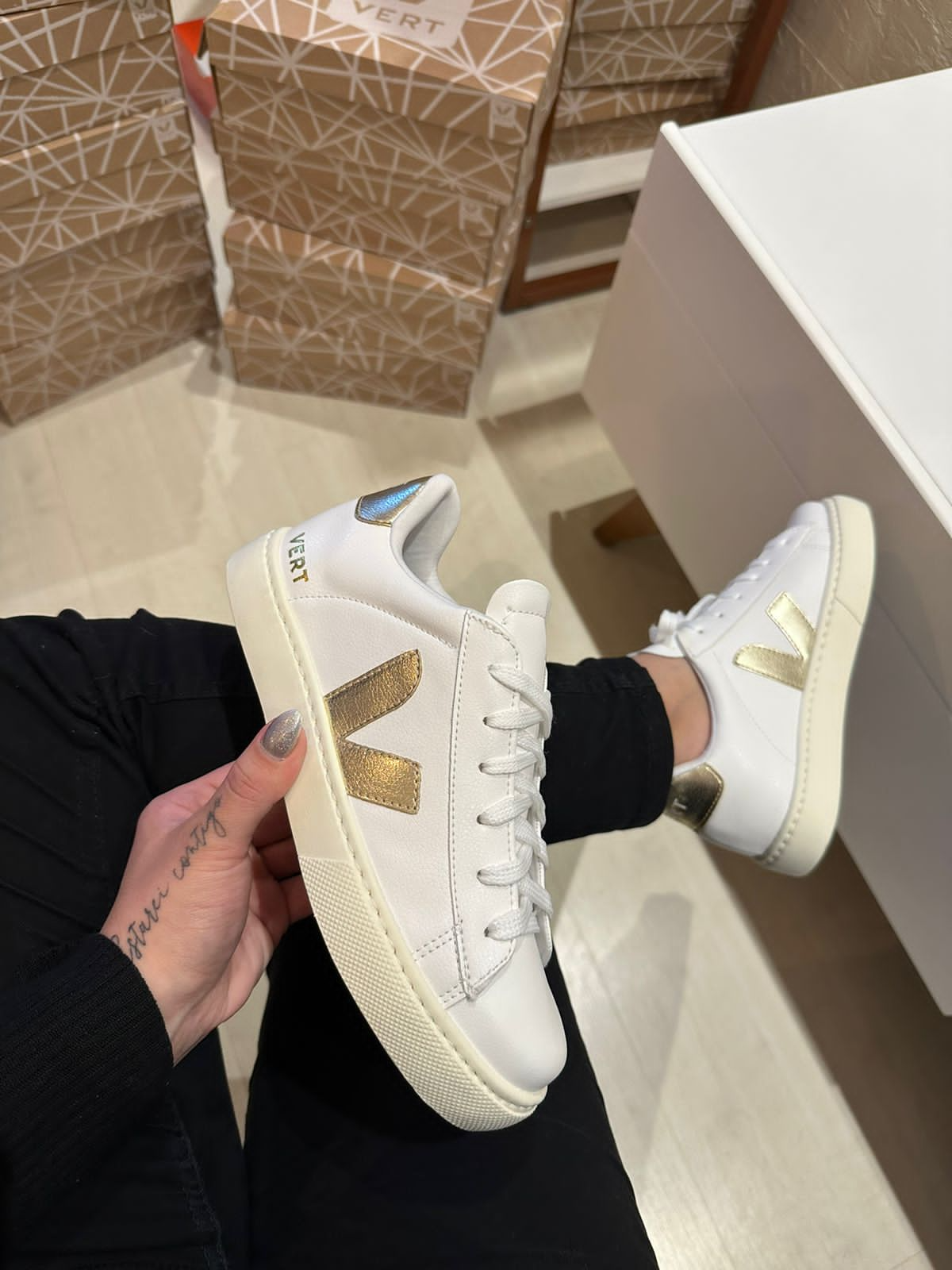 Tênis V Branco com Dourado