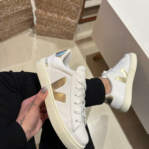 Tênis V Branco com Dourado