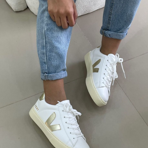 Tênis V Branco com Dourado