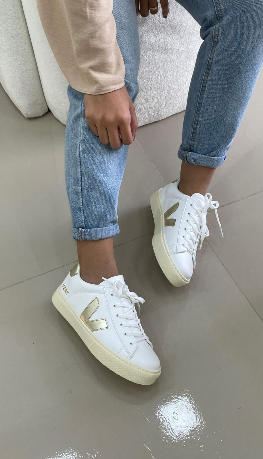 Tênis V Branco com Dourado