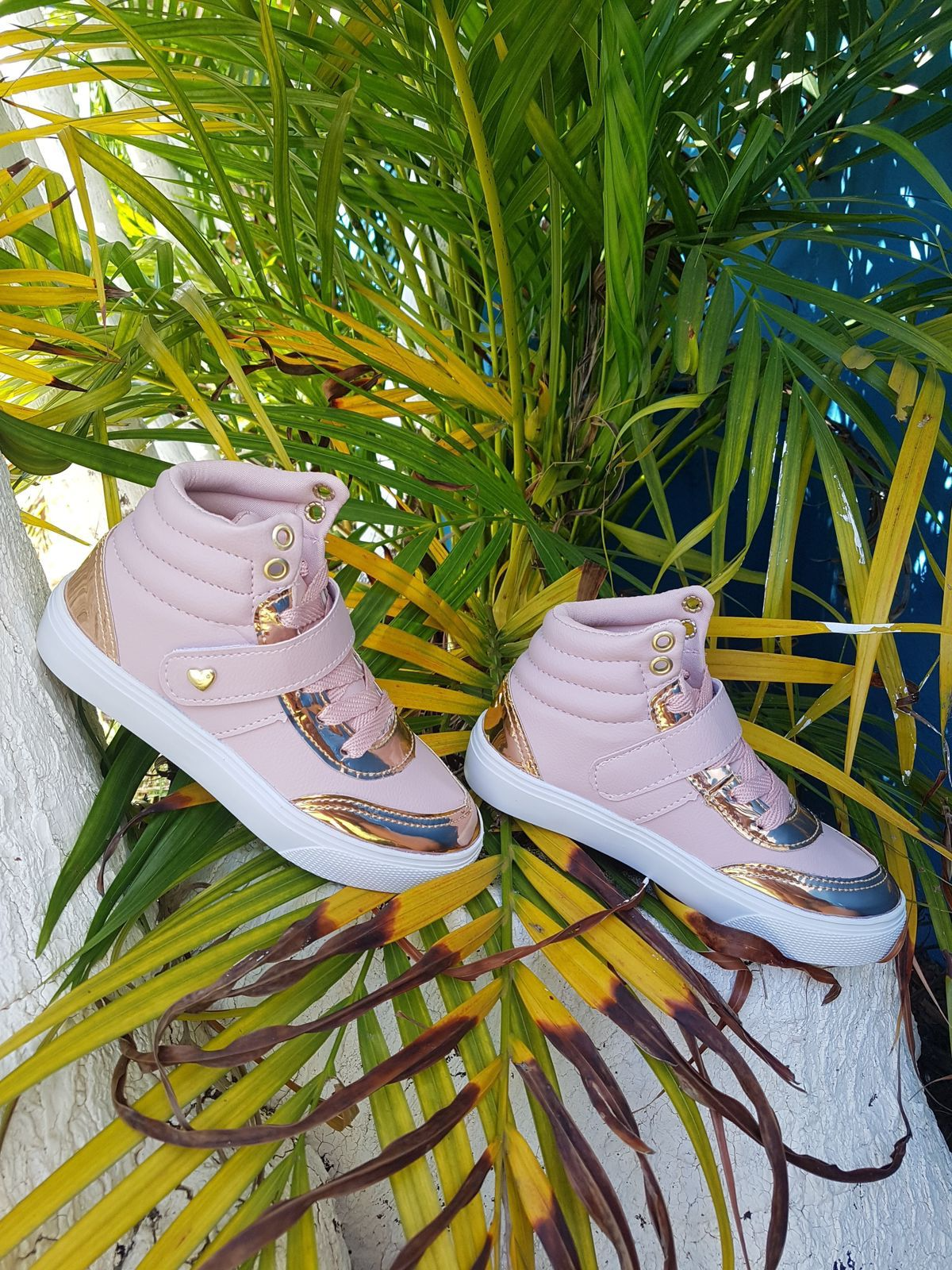 Tênis Rosa com Dourado